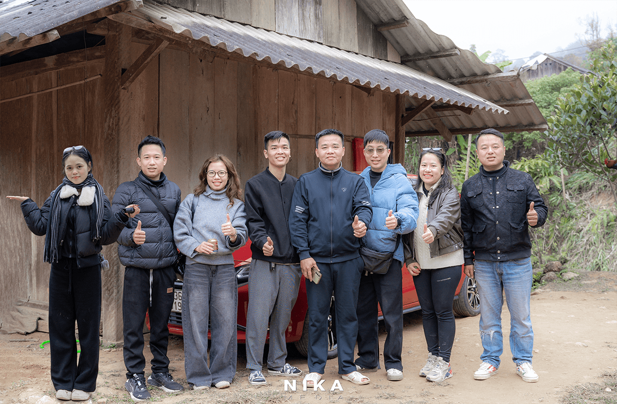 Doan Nika Media chup anh cung bo doi bien phong va giao vien ban Mua Xuan