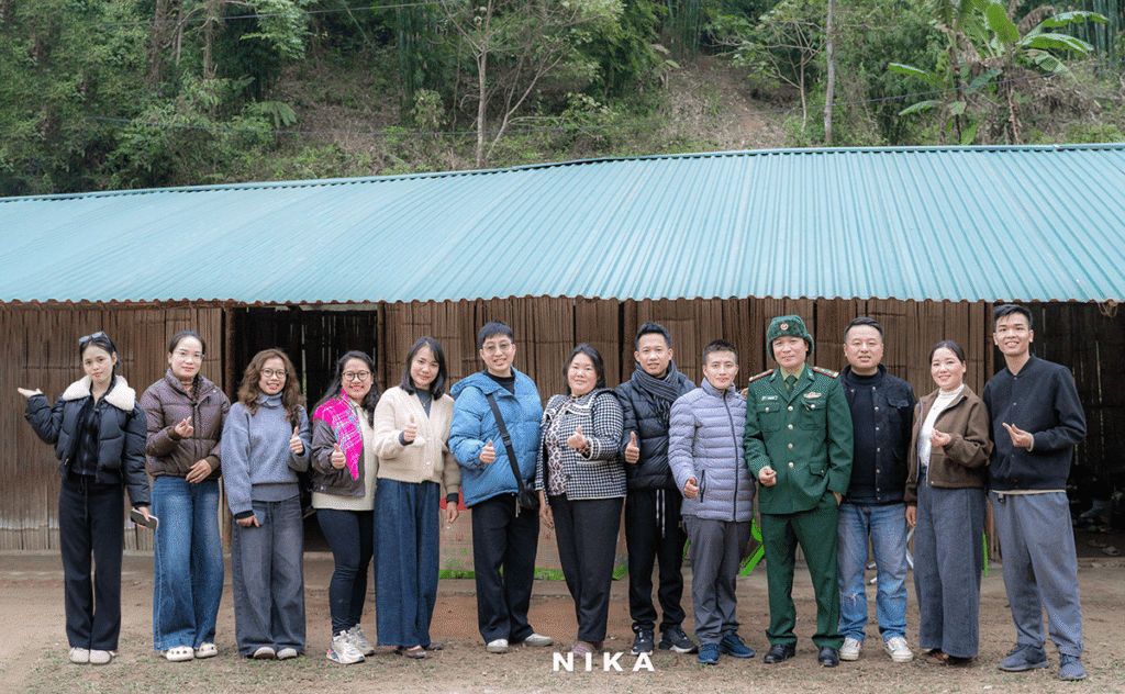 Doan Nika Media chup anh cung bo doi bien phong va giao vien ban Mua Xuan