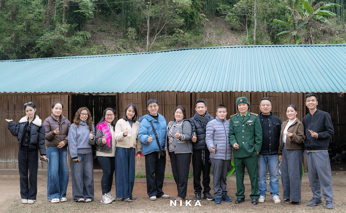 Doan Nika Media chup anh cung bo doi bien phong va giao vien ban Mua Xuan