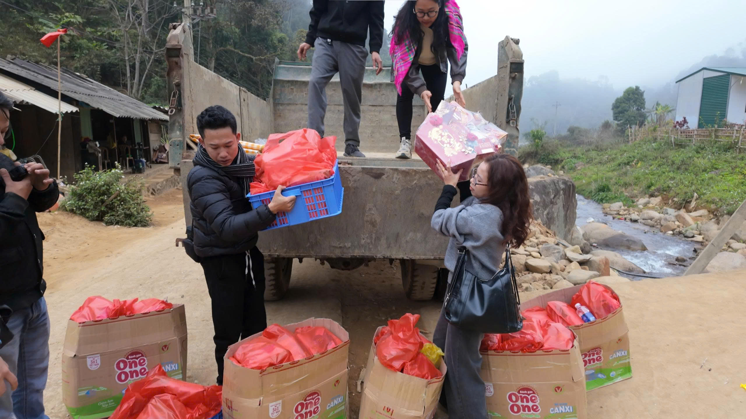 Doan Nika Media di chuyen bang xe tai vuot doc vao ban Mua Xuan