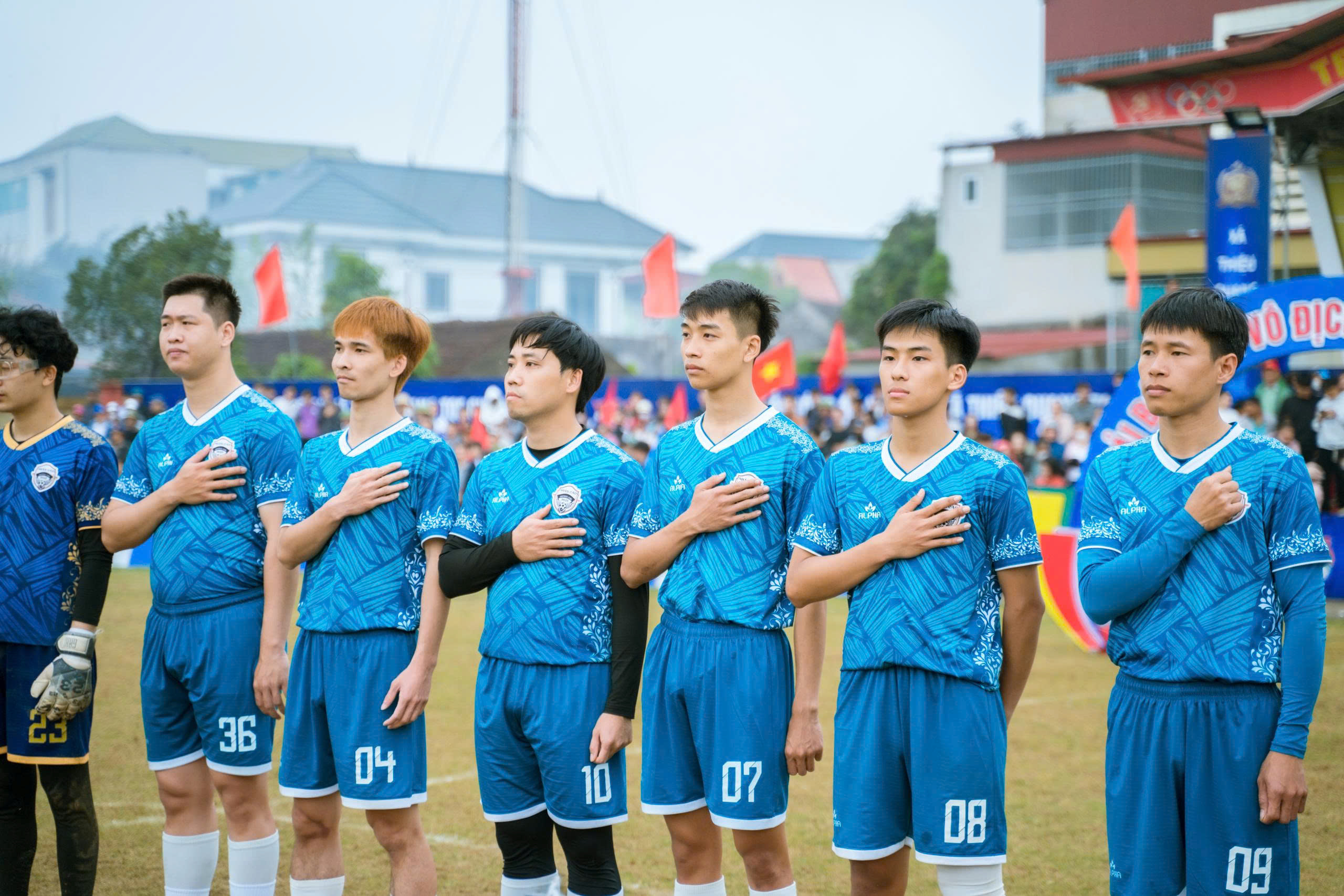 Dấu Ấn Truyền Thông Sự Kiện Thể Thao Nika Media Tại Giải Bóng Đá TQF CUP 2026 13 đội Nhân Cao thực hiện nghi lễ Chào cờ