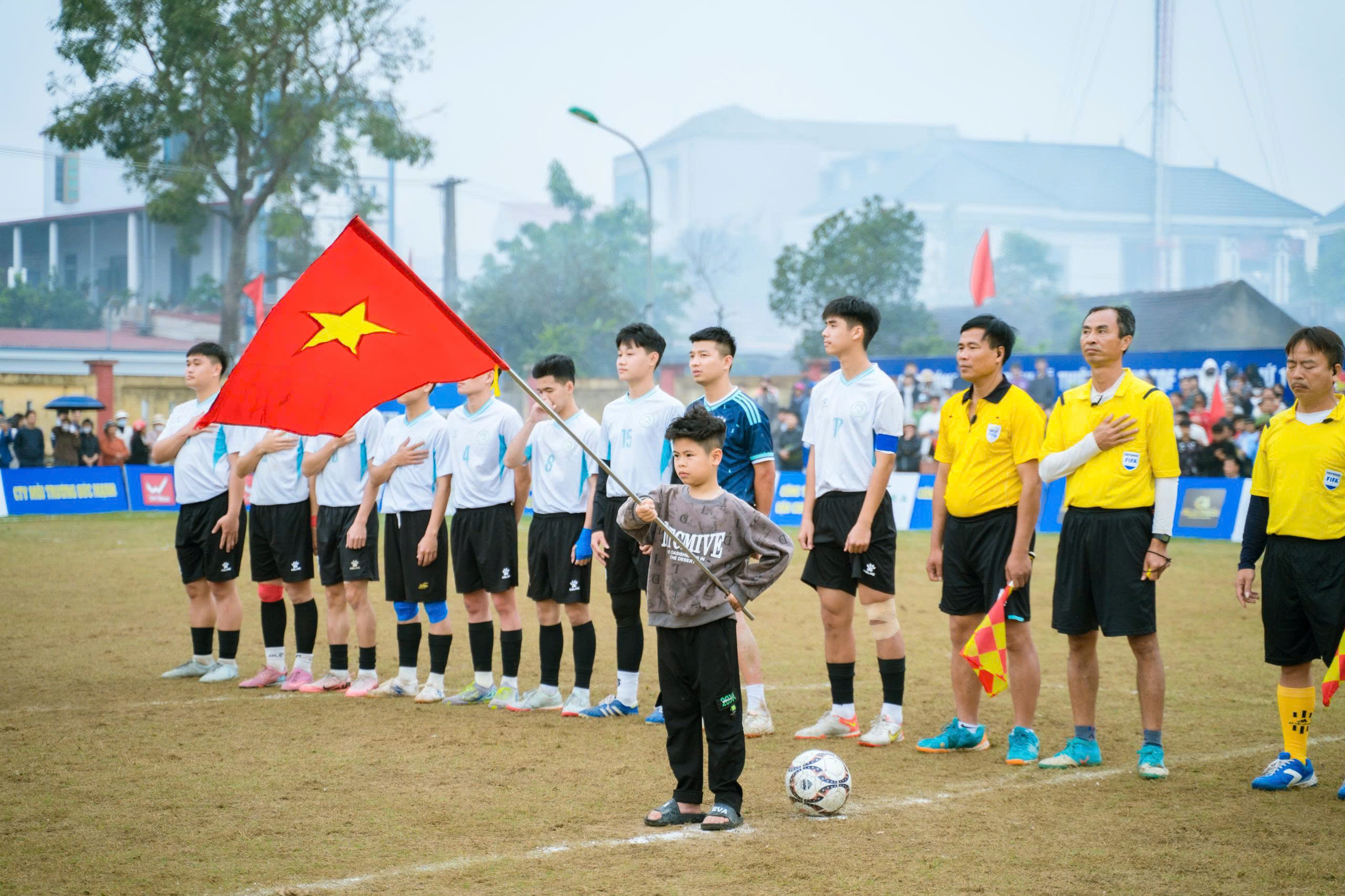 Dấu Ấn Truyền Thông Sự Kiện Thể Thao Nika Media Tại Giải Bóng Đá TQF CUP 2026 12 Hình ảnh chào cờ ngày bế mạc