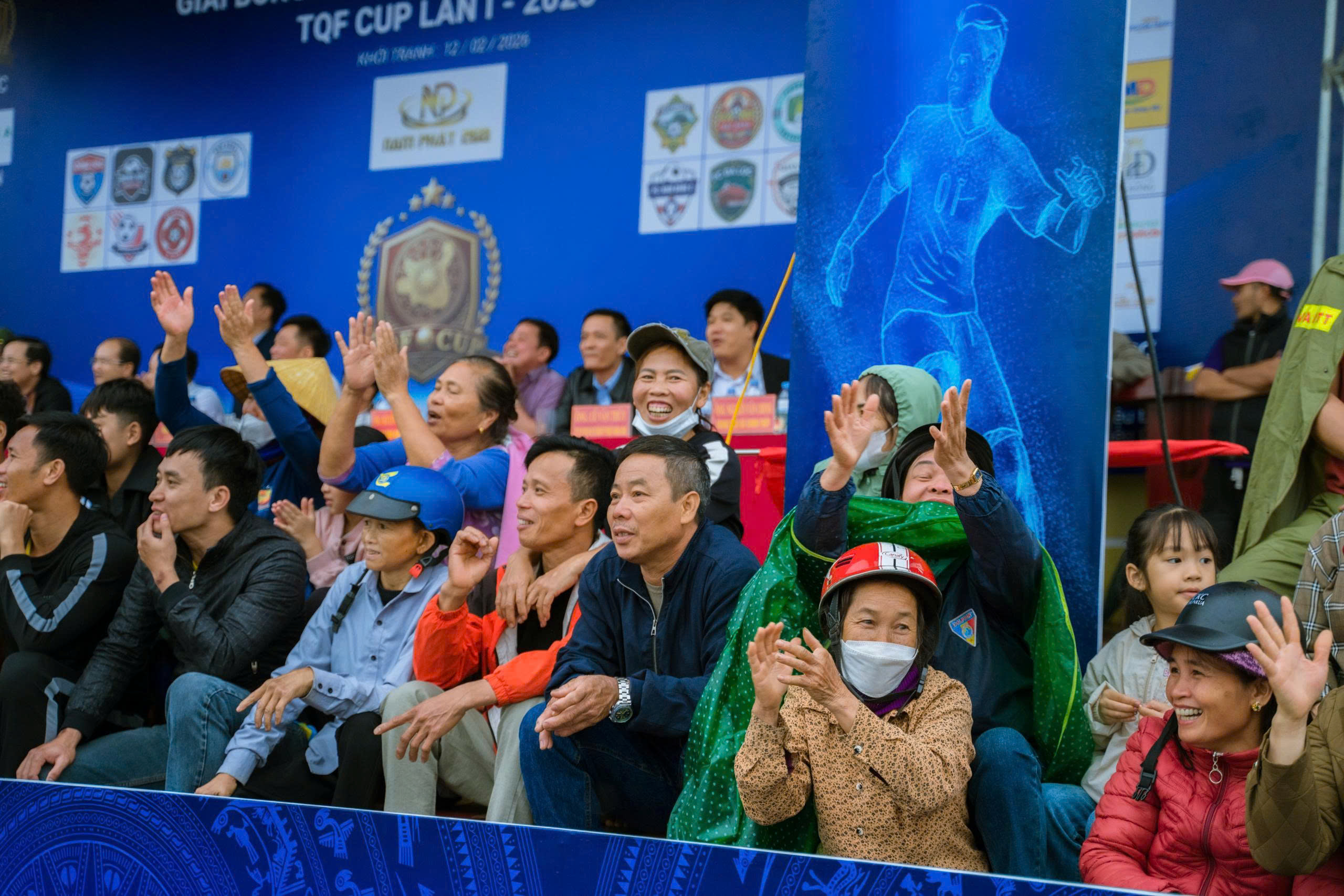 Dấu Ấn Truyền Thông Sự Kiện Thể Thao Nika Media Tại Giải Bóng Đá TQF CUP 2026 15 khán giả xem trận đấu ngày bế mạc