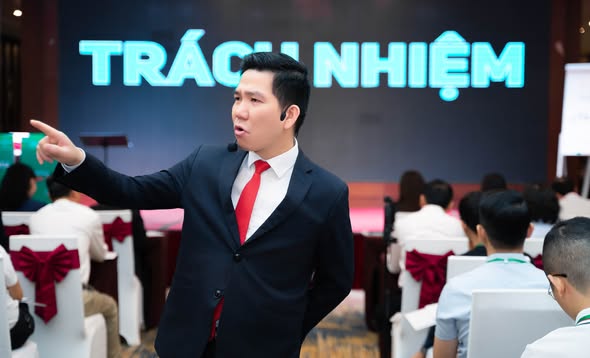 Dịch Vụ Chụp Ảnh Sự Kiện Thanh Hóa Chuyên Nghiệp | Tối Ưu Hình Ảnh Khẳng Định Thương Hiệu 9 Bắt trọn thần thái, sự nhiệt huyết và uy lực của diễn giả trên bục giảng - Tiêu chuẩn cao nhất của dịch vụ chụp ảnh sự kiện.