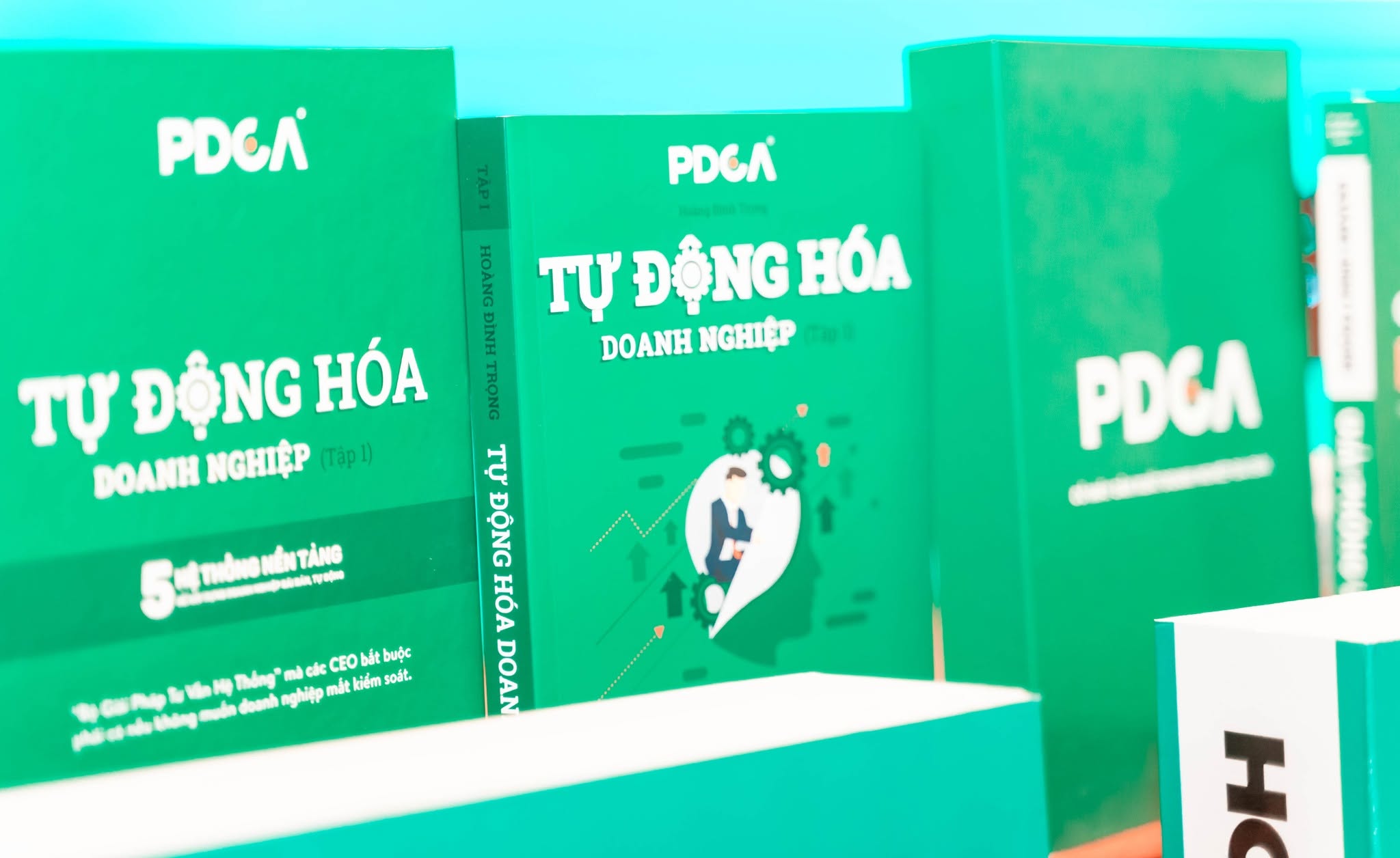 Dịch Vụ Chụp Ảnh Sự Kiện Thanh Hóa Chuyên Nghiệp | Tối Ưu Hình Ảnh Khẳng Định Thương Hiệu 14 Sản phẩm, tài liệu đào tạo được chụp cận cảnh (macro) làm nổi bật thương hiệu PDCA.