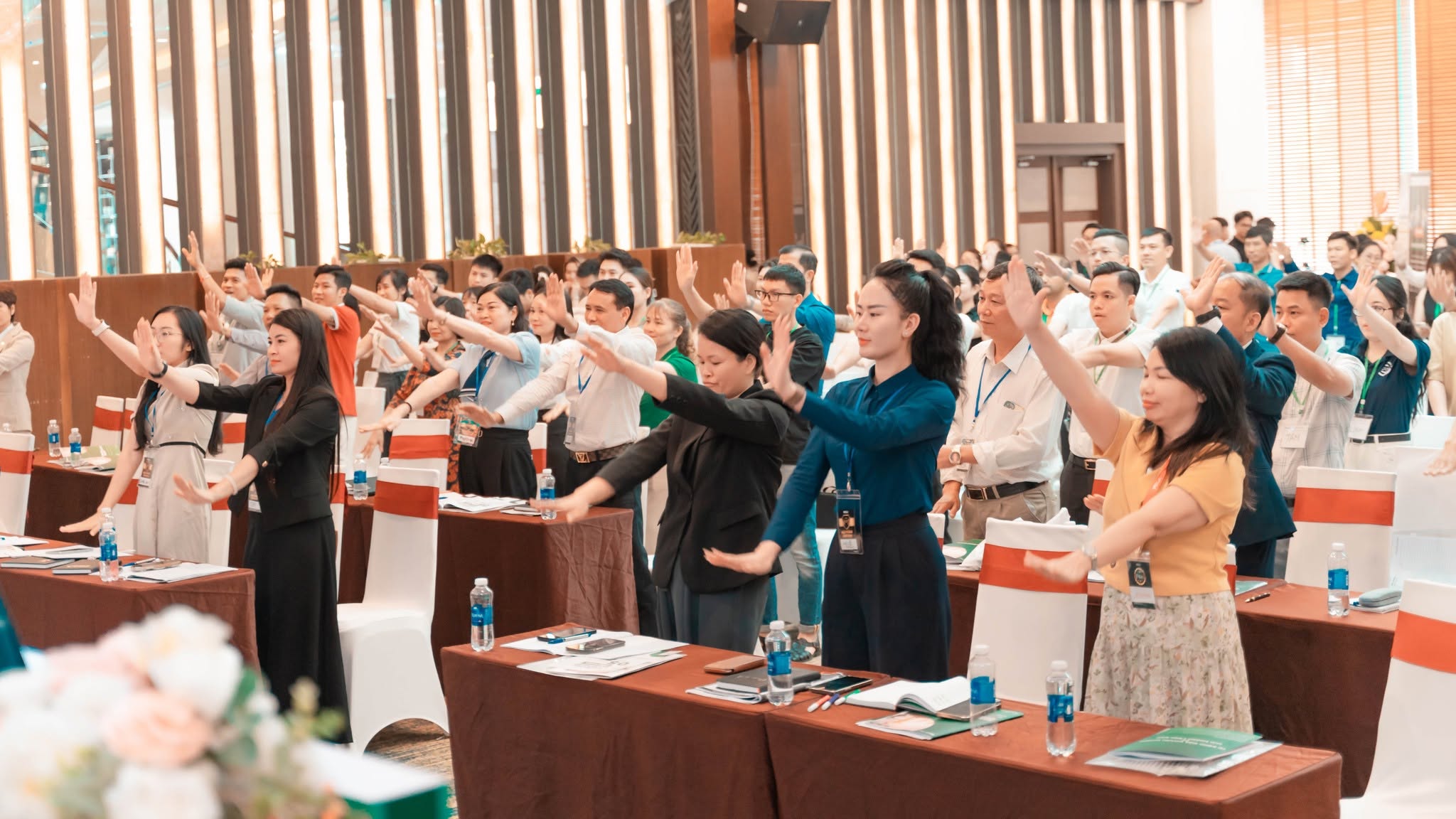 Dịch Vụ Chụp Ảnh Sự Kiện Thanh Hóa Chuyên Nghiệp | Tối Ưu Hình Ảnh Khẳng Định Thương Hiệu 17 Không khí bùng nổ, sự gắn kết của hàng trăm học viên được ghi lại qua ống kính góc rộng của Nika Media.